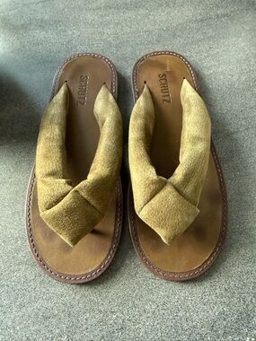 SCHUTZ AUREA CASUAL SUEDE SANDAL